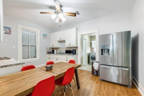 Cozy sea breeze bungalow - 2 mins to the beach in Galveston, USA