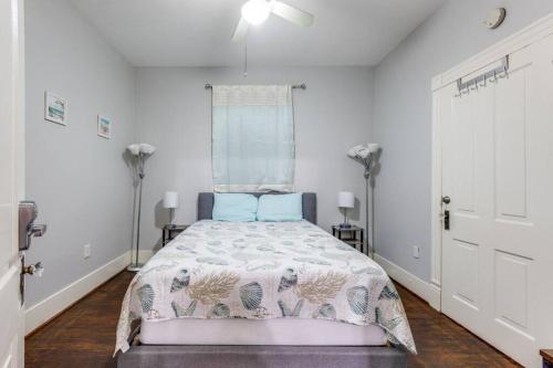 Cozy sea breeze bungalow - 2 mins to the beach in Galveston, USA