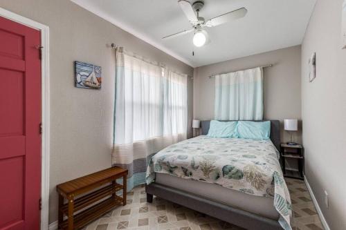 Cozy sea breeze bungalow - 2 mins to the beach in Galveston, USA