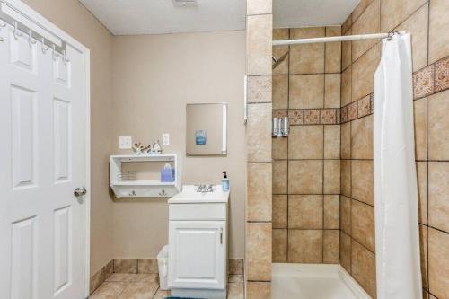 Cozy sea breeze bungalow - 2 mins to the beach in Galveston, USA