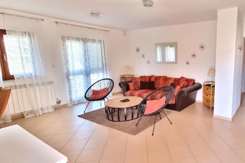 Three-Bedroom Apartment with Terrace room in Family-friendly apartments with swimming pool Sabunike Zadar - 20179