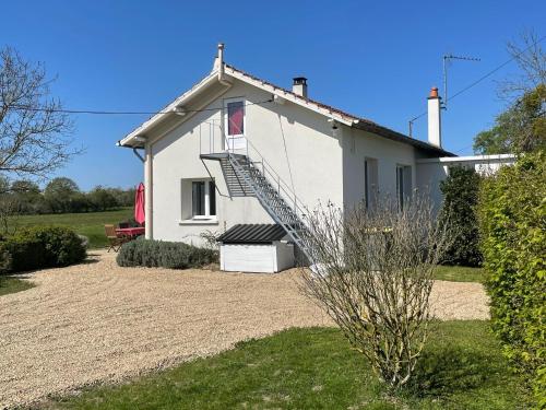 Maisons de vacances Attractive holiday home in Valigny with private pool