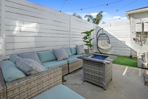 Hollywood House With Large Yard