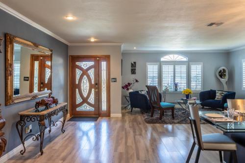 Stunning, Quiet Pvt Luxe Home! King Bed, Jacuzzi, Fire Pit, BBQ! Beautiful!, Лос-Анджелес (фото 8)