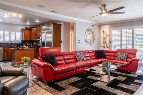 Stunning, Quiet Pvt Luxe Home! King Bed, Jacuzzi, Fire Pit, BBQ! Beautiful!, Лос-Анджелес (фото 10)