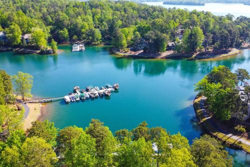 Lake Keowee Condo with Balcony and Resort Amenities! Lake Keowee Condo with Balcony and Resort Amenities!