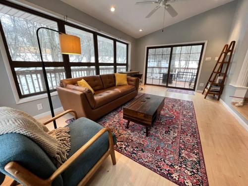 B&B Albrightsville - Spacious Cabin with Private Covered Hot Tub - Bed and Breakfast Albrightsville