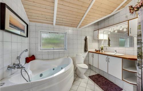Koupelna, Three-Bedroom Holiday Home In Hurup Thy in Sindrup