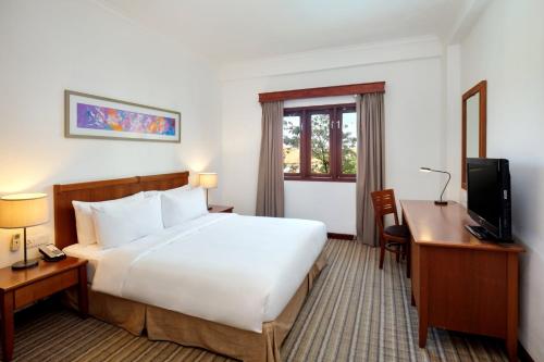 Two-Bedroom Suite with One Queen and Two Single Beds image 1
