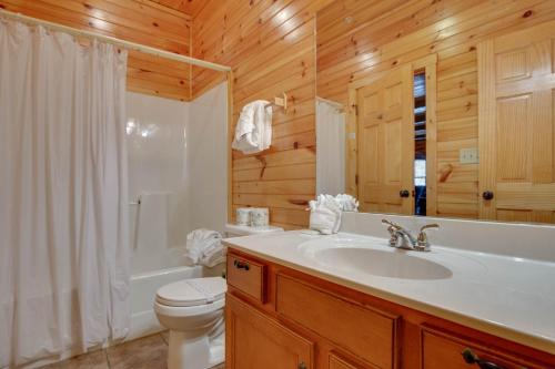 Pine Tree Lodge 8 Bedrooms Pool Table Theater Hot Tub WiFi Sleeps 38 - image 8