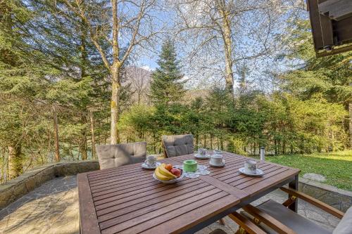 Altan/terrasse, Fani's Riverside Home with Sauna & Beach - Happy Rentals in Fara