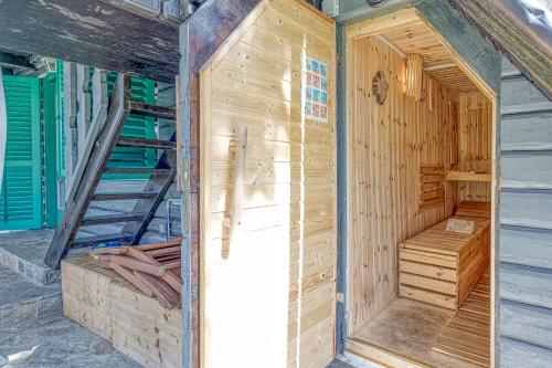 Sauna, Fani's Riverside Home with Sauna & Beach - Happy Rentals in Fara