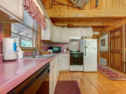 Buckhorn, 2 Bedrooms, Sleeps 6, WiFi, Jetted Tub, Fireplace, Hot Tub in Gatlinburg, USA