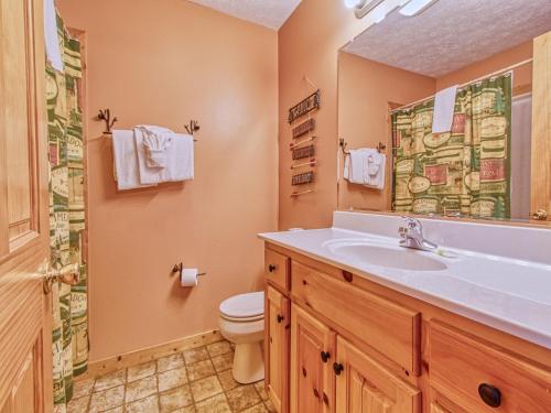 Gatlinburg Getaway 5 Bedrooms Sleeps 22 Views Hot Tub Game Room - image 7