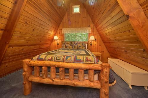 Sweet Blessings, 2 Bedroom, Pool Access, WiFi, Fireplace, Views, Sleeps 6 in Gatlinburg, USA