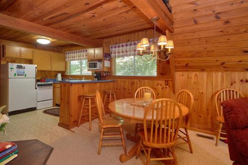 Sweet Blessings, 2 Bedroom, Pool Access, WiFi, Fireplace, Views, Sleeps 6 in Gatlinburg, USA