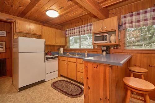 Sweet Blessings 2 Bedroom Pool Access WiFi Fireplace Views Sleeps 6 - image 12