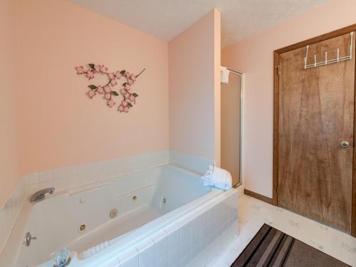 Above and Beyond 2 Bedrooms Sleeps 6 Private Amazing View Hot Tub - image 2