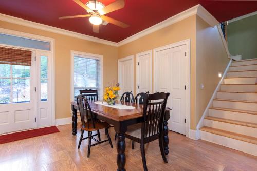 Cajun Spice 2 Bedrooms Mountain View Hot Tub WiFi Sleeps 6 - image 6