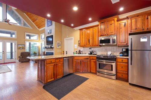 Cajun Spice 2 Bedrooms Mountain View Hot Tub WiFi Sleeps 6 - image 11