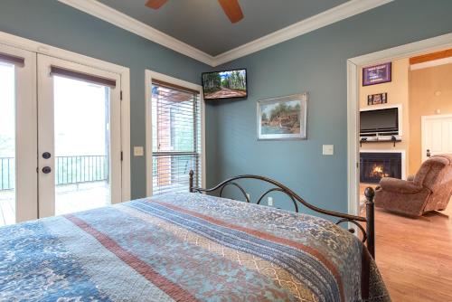 Cajun Spice 2 Bedrooms Mountain View Hot Tub WiFi Sleeps 6 - image 2