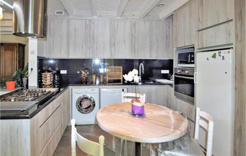 virtuve, Pet Friendly Home In Puy Saint Martin in Puī Senmartēna