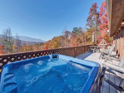 Alpine Windsong, 2 Bedrooms, Sleeps 6, Gas Fireplace, Jetted Tub, View in Gatlinburg, USA