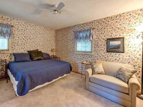 Woodshed, 2 Bedrooms, Sleeps 5, Mountain View, Jetted Tub, Pool Access, in Gatlinburg, USA