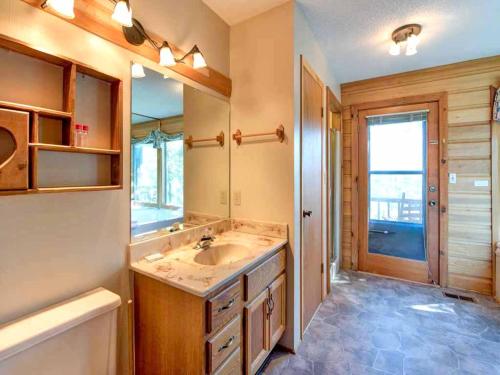 Woodshed 2 Bedrooms Sleeps 5 Mountain View Jetted Tub Pool Access - image 2