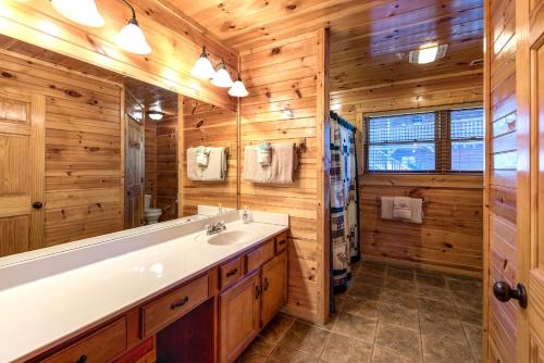 Hemlock Inn 8 Bedrooms Theater Room Pool Table Hot Tub Sleeps 38 - image 11
