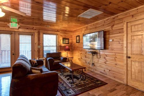 Hemlock Inn 8 Bedrooms Theater Room Pool Table Hot Tub Sleeps 38 - image 2