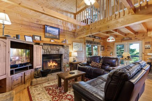 Angels View, 3 Bedrooms, Sleeps 10, Golfing, Walk to Pool, Hot Tub in Gatlinburg, USA