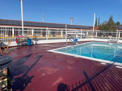 Swimming pool, Holiday Motel Oakdale in Oakdale (CA)