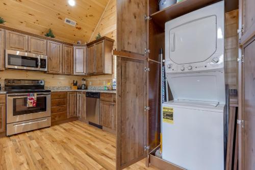 All About The View, 6 Bedrooms, Theater, Mountain View, New Construction, Sleeps 12 in Gatlinburg, USA