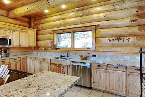 Pinnacle Chalet in Gatlinburg, USA