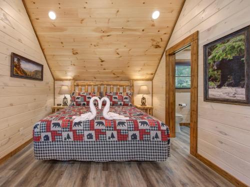 Three Little Bears 3 BRs Pool Hot Tub Game Room Sleeps 10 - image 13
