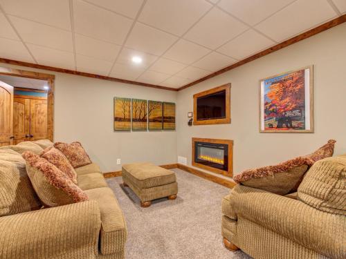 Always an Adventure, 4 BRs, Hot Tub, Theater, Game Room, Pets, Sleeps 15 in Gatlinburg, USA