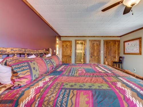 Always an Adventure 4 BRs Hot Tub Theater Game Room Pets Sleeps 15 - image 12