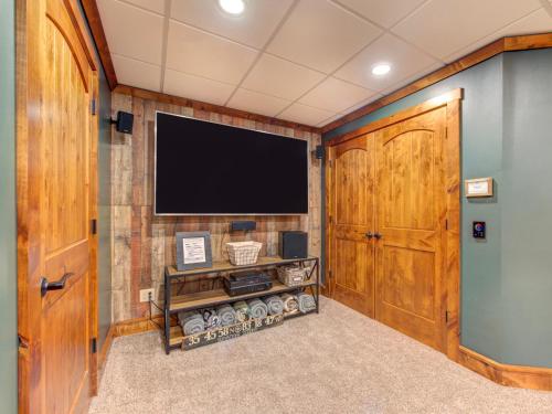 Always an Adventure 4 BRs Hot Tub Theater Game Room Pets Sleeps 15 - main image