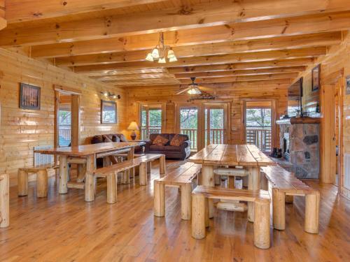 Moonlight Lodge 8 Bedrooms Hot Tub Wi-Fi Pool Sleeps 40 - image 23