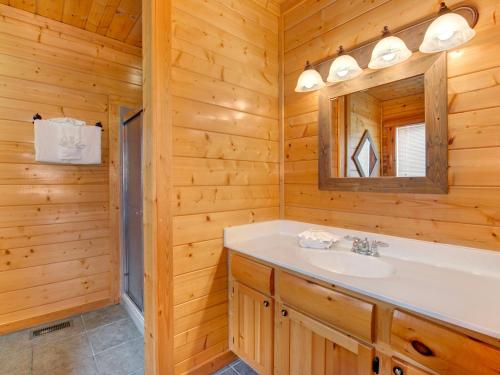 Moonlight Lodge 8 Bedrooms Hot Tub Wi-Fi Pool Sleeps 40 - main image