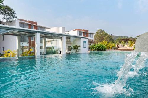 2Bed Lux Home w Rooftop Pool near Candolim Beach
