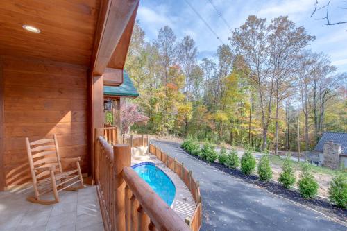 Smoky Mountain Splash 6 Bedroom Private Pool WiFi Pool Table Sleeps 18 - image 11