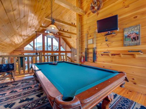 Bear's Eye View 4 Bedrooms Sleeps 14 Home Theater Gaming Hot Tub - image 10