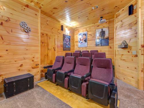 Bear's Eye View 4 Bedrooms Sleeps 14 Home Theater Gaming Hot Tub - image 11