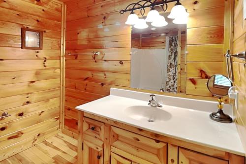 Makin Memories 2 Bedrooms Sleeps 6 Arcade Pool Table Jetted Tub - image 7