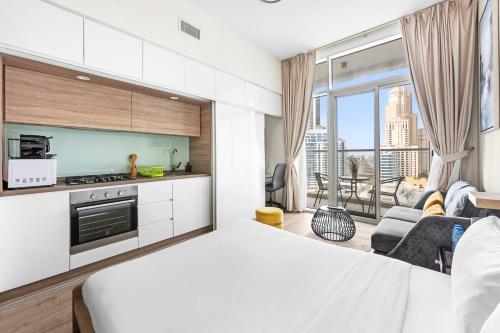 ALiving Cozy Studio with Canal View I Studio One, Dubai Marina, Дубай