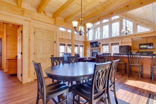 Back to Nature 2 Bedroom Fireplace Hot Tub WiFi Pet Friendly Sleeps 6 - image 2