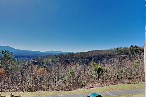 The Bear Hug - Deer Ridge Mountain Resort E107 in Gatlinburg, USA