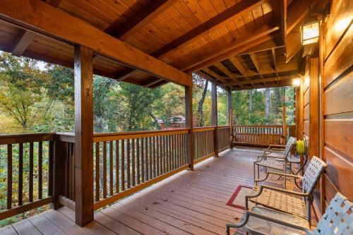 Cozy Bear Lodge 3 Bedrooms Sleeps 12 Near Downtown Private Hot Tub - image 2